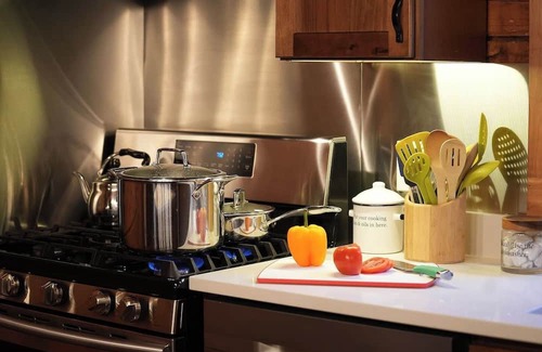 Yorkville Cabin | Pickleball Getaway, Corn Hole, Fire Pit, Hot Tub, Relaxing in Nature, Watch Deer