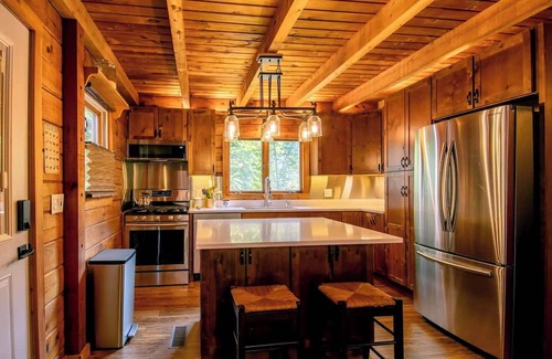 Yorkville Cabin | Pickleball Getaway, Corn Hole, Fire Pit, Hot Tub, Relaxing in Nature, Watch Deer