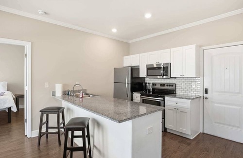 Central Apartment | Cozy-Cool Escape | Walk to Park & Near Dining