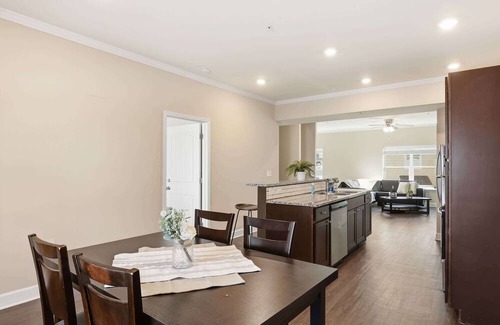 Central House | Vibrant Retreat | 8 min to Museum & Eats