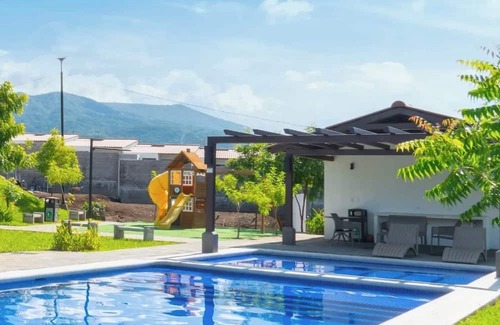 Puerto Barillas House | Acogedora casa con patio, Wi-Fi y A/C en San Miguel, El Salvador