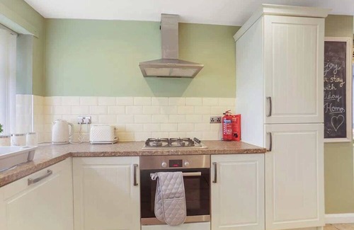 Gateshead House | Spacious 4 Bedroom House with Parking