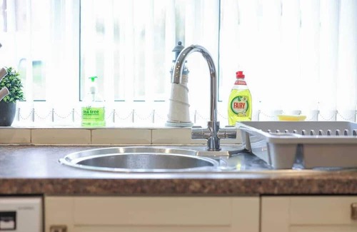 Gateshead House | Spacious 4 Bedroom House with Parking