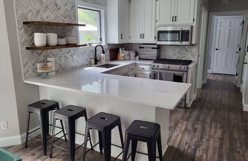 Green Bay House | Cozy 5 BR 3.5 Bath Home with features that's great and fun for the entire family