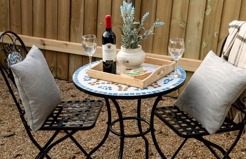 Blandford Saint Mary Apartment | STARGAZE - UNIQUE STAY | SLEEPS 2 | HOT TUB | BBQ | PATIO | WI-FI