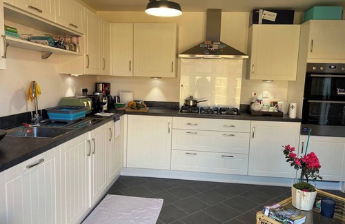 Grantham House | Comfortable 5 - Guest Abode - In Quiet Village