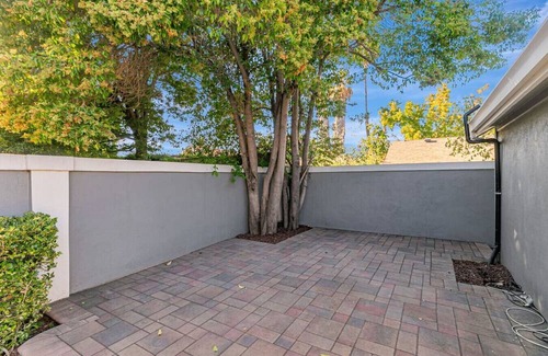 Ryland House | Large 6 Bedroom DT SJ Getaway with Huge Backyard and 2 car garage. Fast Wifi