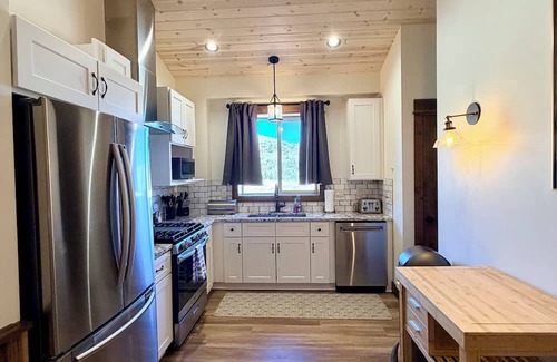 Emigrant Apartment | Elk Suite at Caspari Lodge: Epic Paradise Valley Views