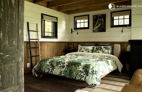 Flintstone Cabin | Romantic Tree House near Chattanooga in the North Georgia Woodlands