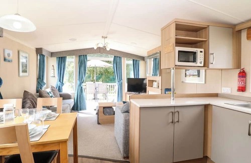 Hopton Ski Chalet | Dog Friendly 3 Bedroom Static Caravan in Fritton