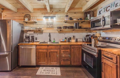 Trenton Cabin | Rusko's treetop retreat w/Hot Tub & Nature Views