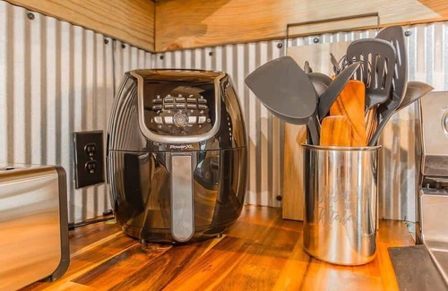 Trenton Cabin | Rusko's treetop retreat w/Hot Tub & Nature Views