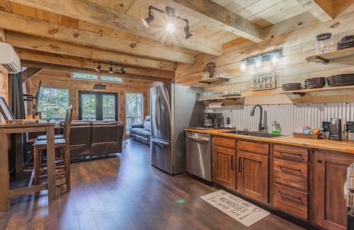 Trenton Cabin | Rusko's treetop retreat w/Hot Tub & Nature Views