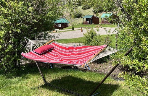 Virginia City Cabin | The Mattie White Bear - Tranquil 1 Room Cabin in Virginia City