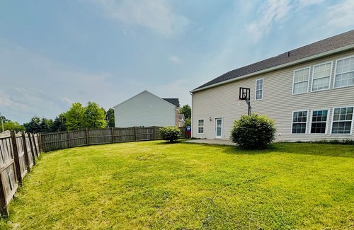 West Newton House | Spacious 5-bedroom house in beautiful Indianapolis with WiFi, AC