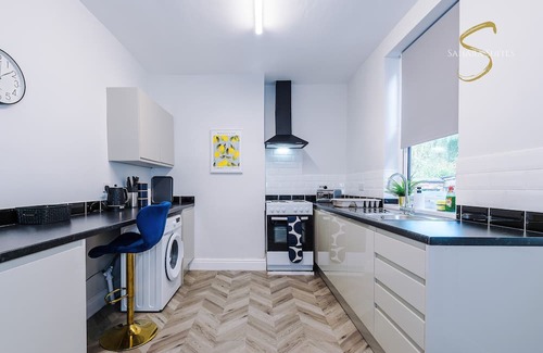 Salford House | Luxury 4BR Retreat | AO Arena & Quiet Salford Spot