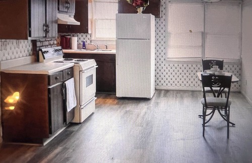 Anniston House | Deep stairs Loft with Wi-Fi, AC in charming Anniston