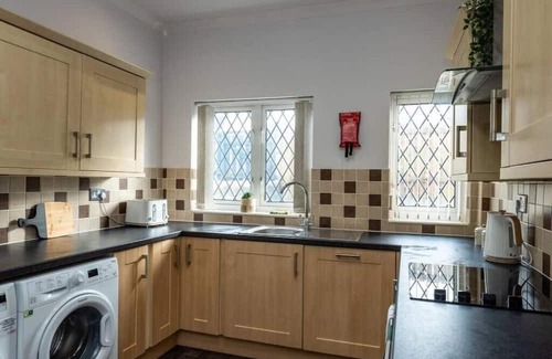 Llanelli House | 5 Bedrooms, Off Road Parking, Courtyard