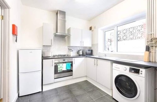 Landore House | Free Parking, Spacious Living Room, Garden