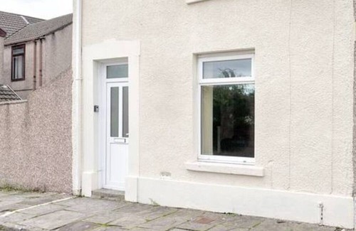 Landore House | Free Parking, Spacious Living Room, Garden