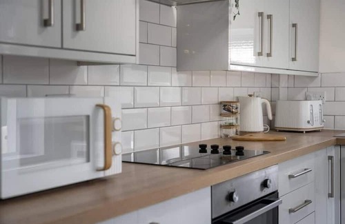 Cwmbrwla House | 3 Storey House, 2 Bathrooms, Smart Tv's all rooms!