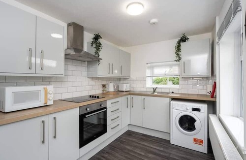 Cwmbrwla House | 3 Storey House, 2 Bathrooms, Smart Tv's all rooms!