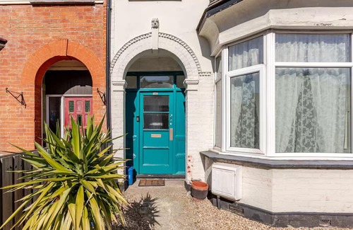 Leigh-on-Sea Apartment | 1 Bed Garden Flat in the Heart of Leigh, Sleeps 3.