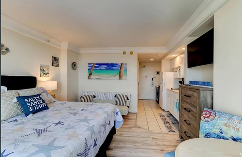 Ortona Park Apartment | Bang For Your Buck Hotel Condo with Kitchen, Ocean View and Private Balcony