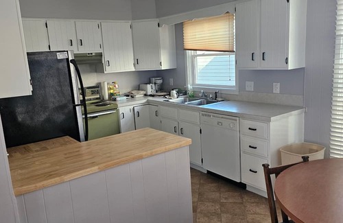 West Okoboji House | Hoist available for boats up to 25 ft. Charming 2BR house in lovely W. Okoboji