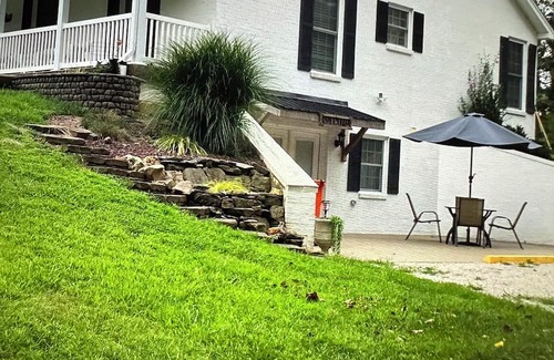 Vine Grove Apartment | Charming 1-bedroom apartment in welcoming Vine Grove with WiFi, AC ; sleeps 4.