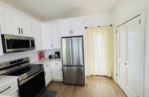 Manteca House | Charming 2-bedroom house with WiFi, AC in Manteca