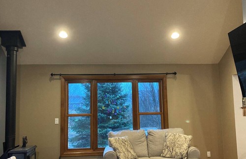 Denmark House | Spacious 6-Bedroom Retreat w/hot tub & peaceful scenery! Perfect for NFL Draft!