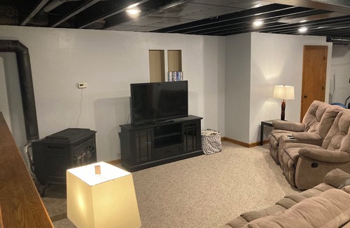 Denmark House | Spacious 6-Bedroom Retreat w/hot tub & peaceful scenery! Perfect for NFL Draft!