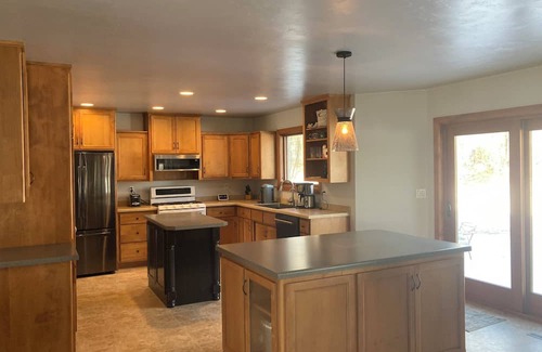 Denmark House | Spacious 6-Bedroom Retreat w/hot tub & peaceful scenery! Perfect for NFL Draft!