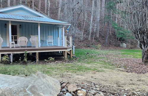 Ridgewood Estates Cabin | Relax and Recharge in a 1940's Creekside Cabin