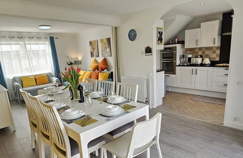 Port Talbot House | 6 Minutes Walk To The Beach /Easy Access Downstairs Bedroom/Wet Room.