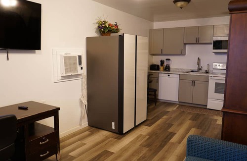 Memphis Cottage | Cozy Guest Home with Multiple Beds, Get Away! Ideal location + Essentials.