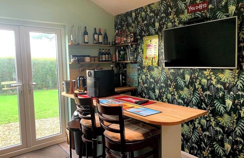 Llanelli Cabin | Y Caban-The Cabin-1 Bed-Sleeps 2-Parking-Fast Wifi