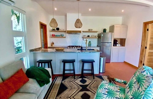 Isla de Utila House | Cozy 1-bedroom garden bungalow with AC, WiFi & pool in charming Utila