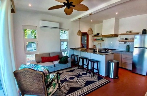 Isla de Utila House | Cozy 1-bedroom garden bungalow with AC, WiFi & pool in charming Utila