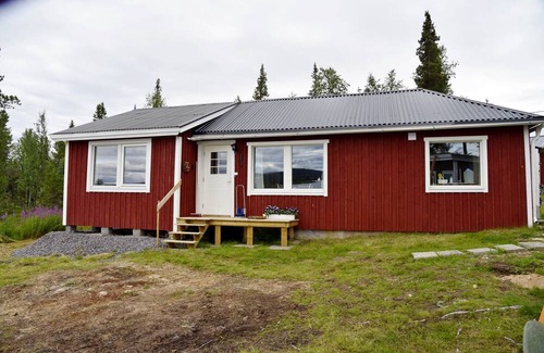 Skaulo Cabin | Lakeside cottage with magnificent views, in the middle of nature, and chance of northern lights.