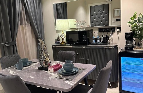 Riyadh Apartment | Modern apartment in vibrant Riyadh with WiFi, ACnشقة حديثة في القيروان