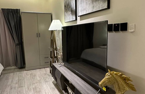 Riyadh Apartment | Modern apartment in vibrant Riyadh with WiFi, ACnشقة حديثة في القيروان