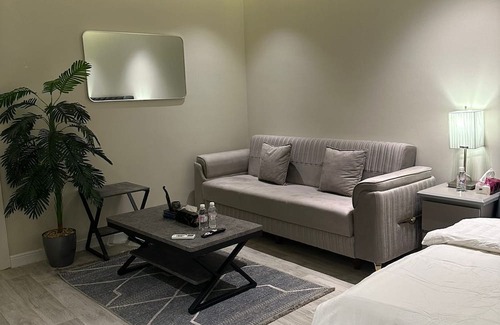 Riyadh Apartment | Modern apartment in vibrant Riyadh with WiFi, ACnشقة حديثة في القيروان