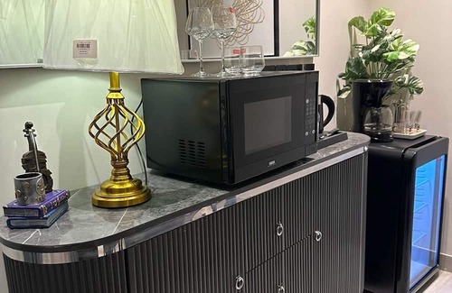 Riyadh Apartment | Modern apartment in vibrant Riyadh with WiFi, ACnشقة حديثة في القيروان