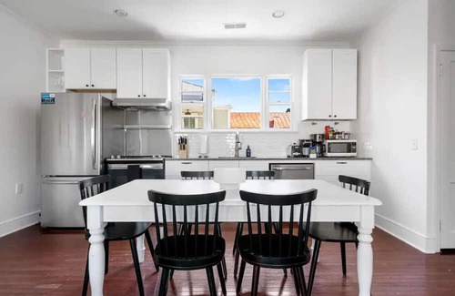 Cannonborough Elliotborough House | 8 Bedroom - Close to King Street - with Parking!