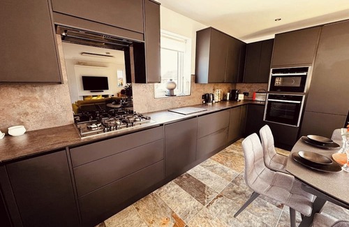 Pakefield House | Lowestoft 2-Bed Bungalow with Hot Tub and Spa Pool