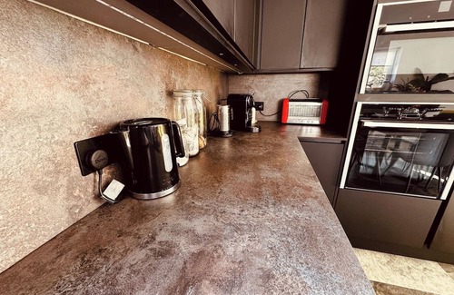 Pakefield House | Lowestoft 2-Bed Bungalow with Hot Tub and Spa Pool