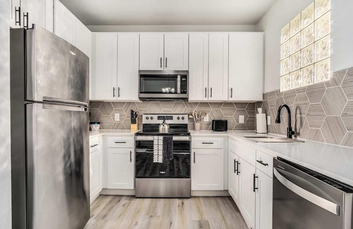 Glendale Apartment | Boulevard Stays 1BR by Stadium Pool, Parking, Gym 01