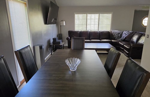 Bellevue House | Charming 3-bedroom house with AC, WiFi in welcoming Bellevue